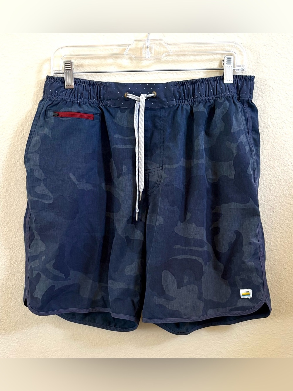 Vuori Banks Shorts Mens Medium 31”Blue Camo 7” Performance Swim Athletic Stretch